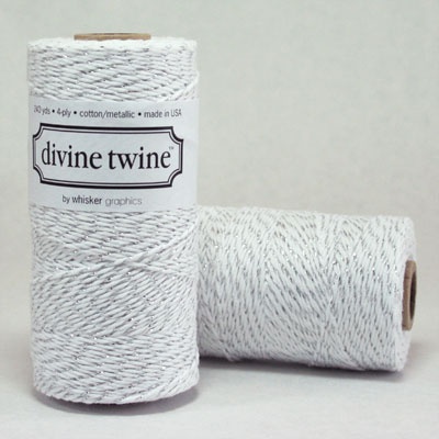 Хлопковый шнур от Divine Twine - Silver Metallic, 1 мм, цвет серебряный/белый, 1м