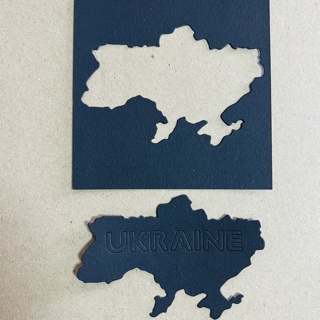 Вирубка із щільного картону (щільність 180 - 250) - контур України з назвою Ukraine, в Набірі 2 елементи (контур і основа)