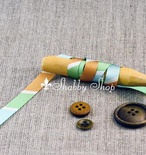Лента American Crafts в зеленую, голубую, коричневую, белую диагональную полоску, ширина 9,5мм, 90 см