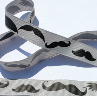 Лента Eyelet Outlet - Mustache Ribbon, ширина 20 мм, длина 90 см