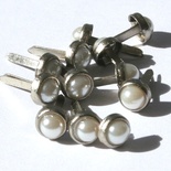 Набор брадсов Eyelet Outlet - Pearl Brads White/Silver, цвет белый, в серебристой оправе, 5 мм, 10 штук