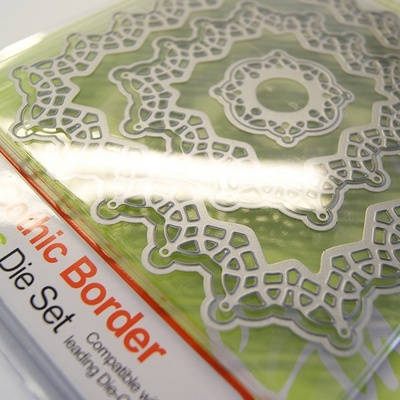 ЦЕНА СНИЖЕНА! Лезвие Tonic Studios - Simplicity Verso – Gothic Border Square Die Set, 5 штук