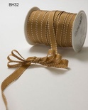 Лента GGRAIN/STITCHED EDGE, цвет ANTIQUE GOLD/WHITE, ширина 9,5мм, длина 90см